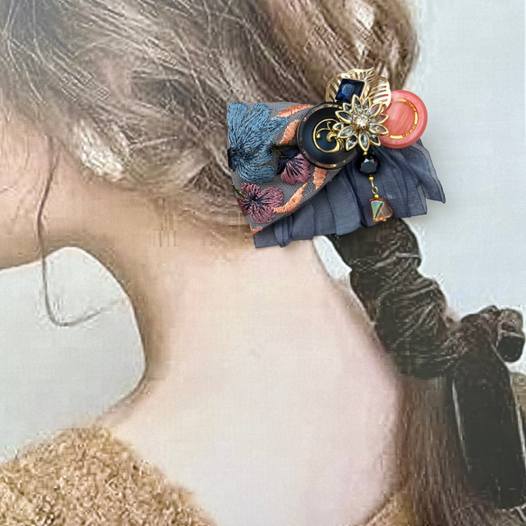 刺繍リボンとフリンジリボンのヘアクリップ  ダスティブルーとライトオレンジのヘアアクセサリー 3枚目の画像