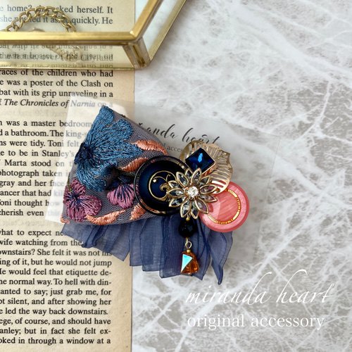 no.59 ハンドメイド　デニム刺繍リボンとフリフリフリンジのヘアアクセサリー 刺繍リボンとフリンジリボンのヘアクリップ ダスティブルーと