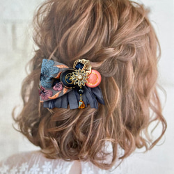 刺繍リボンとフリンジリボンのヘアクリップ  ダスティブルーとライトオレンジのヘアアクセサリー 4枚目の画像