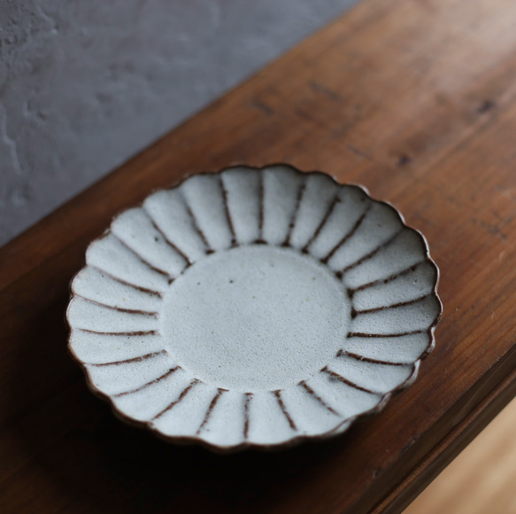 NEW! 鉄粉のある　菊の鉢皿　17cm　乳白　陶器 4枚目の画像