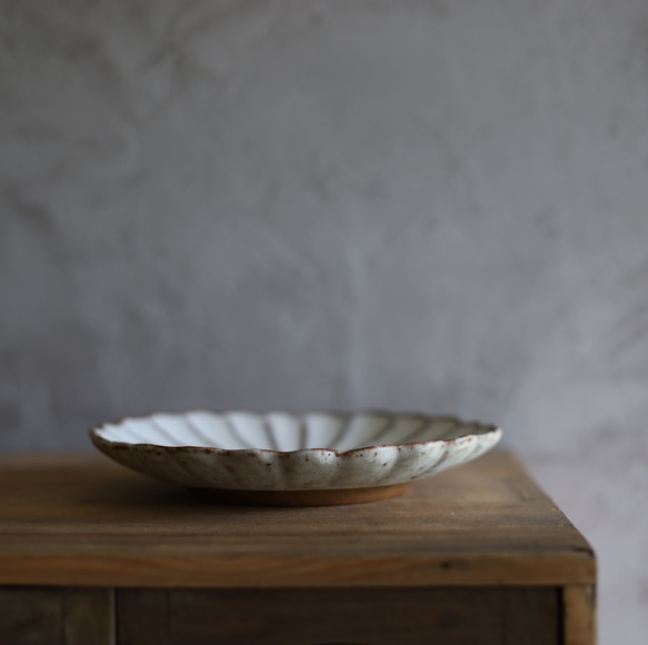 NEW! 鉄粉のある　菊の鉢皿　17cm　乳白　陶器 2枚目の画像
