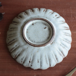 NEW! 鉄粉のある　菊の鉢皿　17cm　乳白　陶器 6枚目の画像