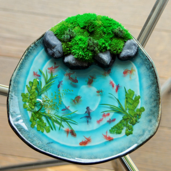 新「三角池の金魚さん」スタンド付き　不思議な苔庭のお皿アート♪ 5枚目の画像