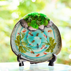 新「三角池の金魚さん」スタンド付き　不思議な苔庭のお皿アート♪ 1枚目の画像