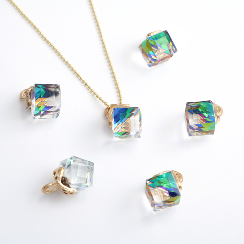 虹色ガラスキューブ ネックレス【えらべる長さ】海 夏 青 レインボー 