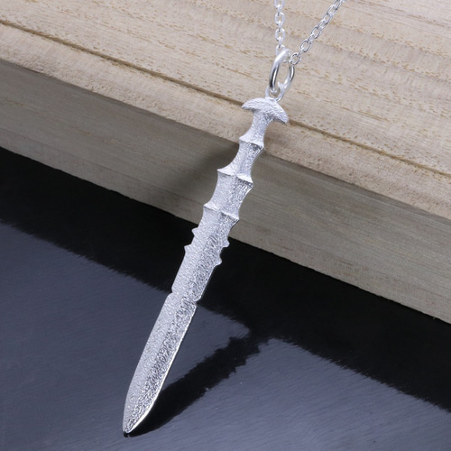 剣の形の金属製ペンダント 天叢雲剣〔アメノムラクモノツルギ〕ペンダントトップ | iichi 日々の