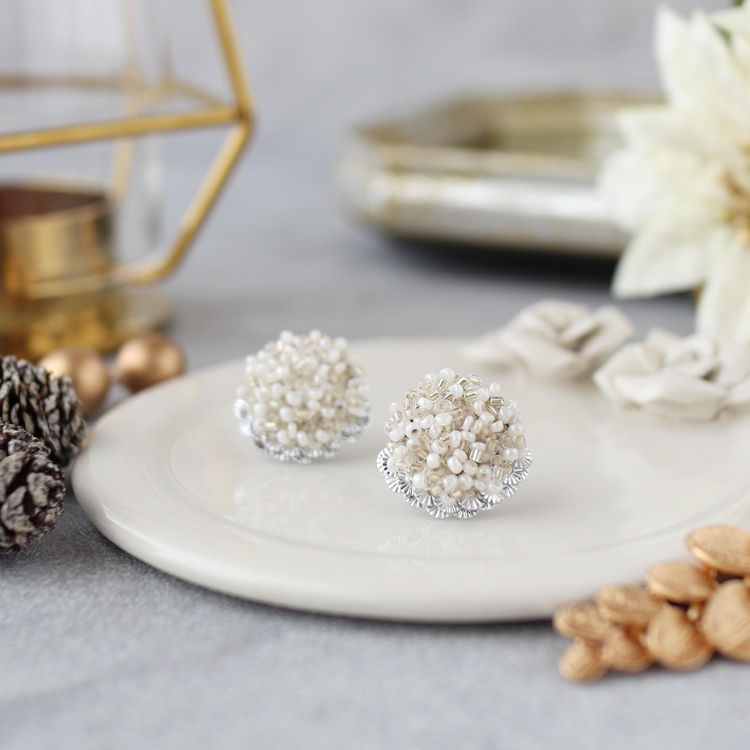 Snow Flower パールとスパンコール イヤリング・ピアス