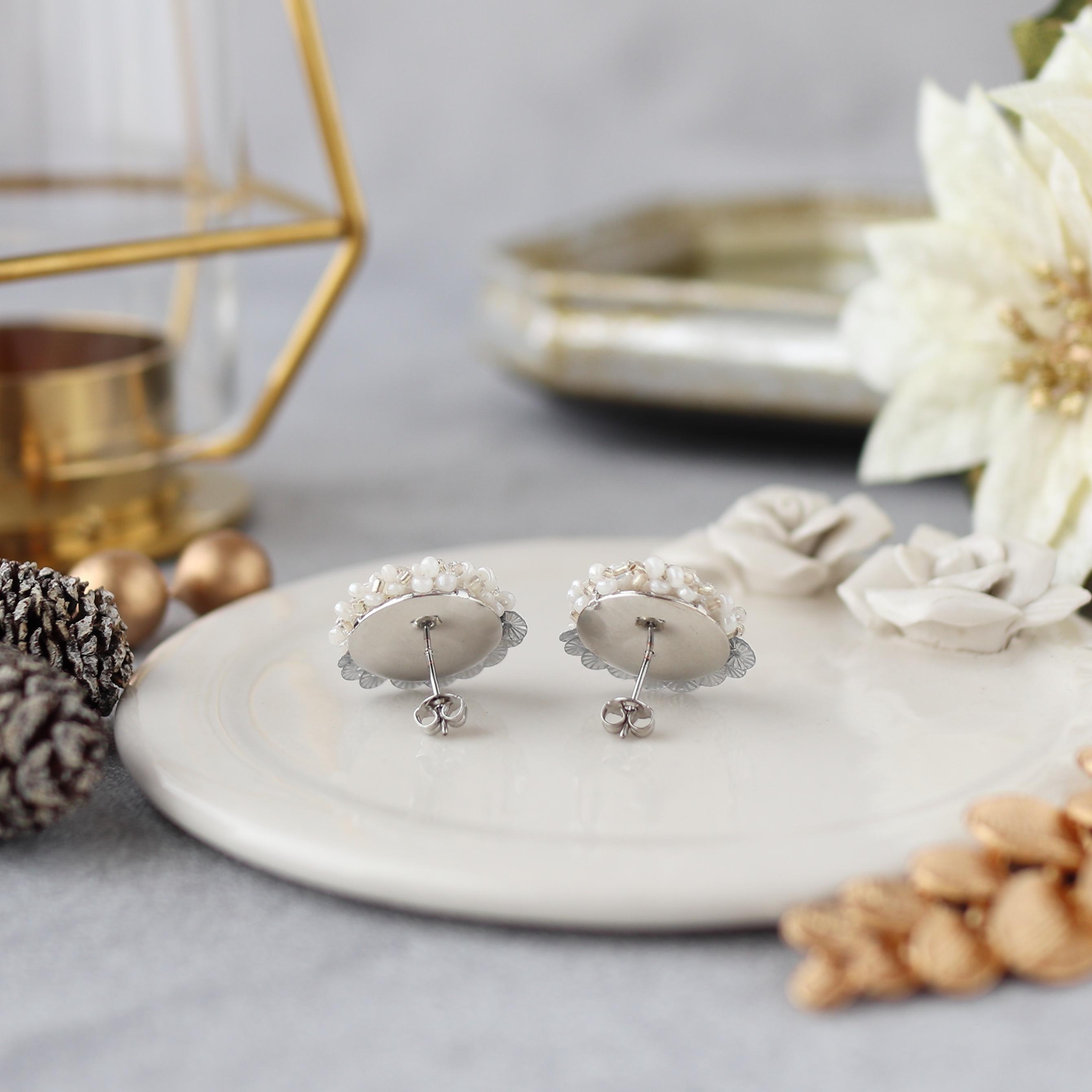 Snow Flower パールとスパンコール イヤリング・ピアス