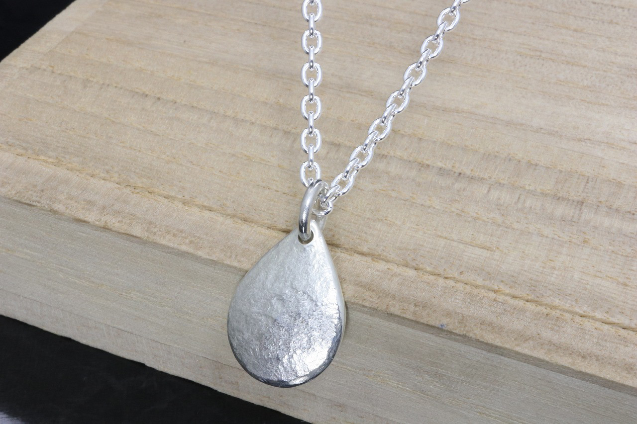 ペンダント ネックレス メンズ レディース : 岩石丸 鎚目 雫 ペンダントトップ ティアドロップ シンプル