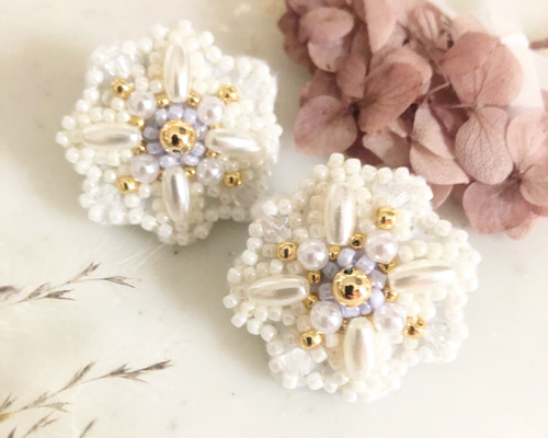 ビーズ刺繍イヤリング アクセサリー パール 紫のお花 イヤリング