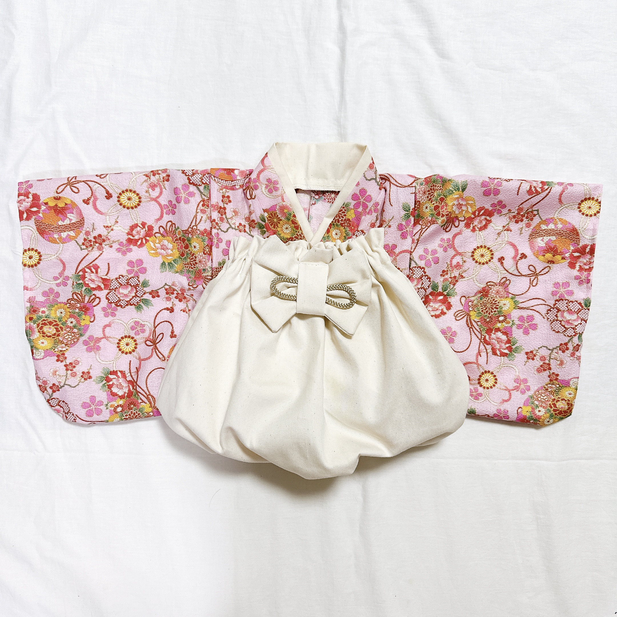 【3ヶ月〜5歳頃まで長い期間使える⭐︎】1番可愛いふわふわシルエットのベビー袴　ピンク地手毬柄×きなり袴