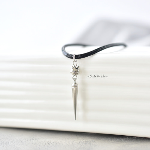 シルバー猫とスパイクチャームのメンズレザーネックレス – クールで