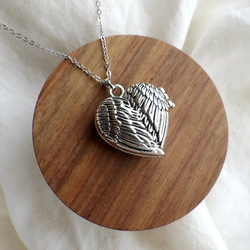 香りを持ち歩く ロケットペンダント □ 翼 銀古美色 □ アロマチップ