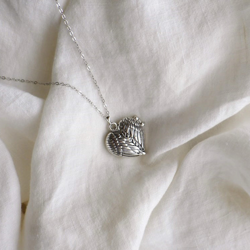 香りを持ち歩く ロケットペンダント □ 翼 銀古美色 □ アロマチップ