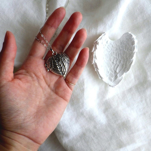 香りを持ち歩く ロケットペンダント □ 翼 銀古美色 □ アロマチップ