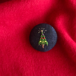【限定1点】クリスマスツリー_刺繍ブローチ_麻紺 1枚目の画像