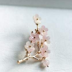 色が変わる　桜とローズクォーツのブローチ　 5枚目の画像