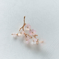 色が変わる　桜とローズクォーツのブローチ　 4枚目の画像