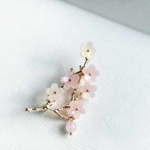 色が変わる　桜とローズクォーツのブローチ　 1枚目の画像