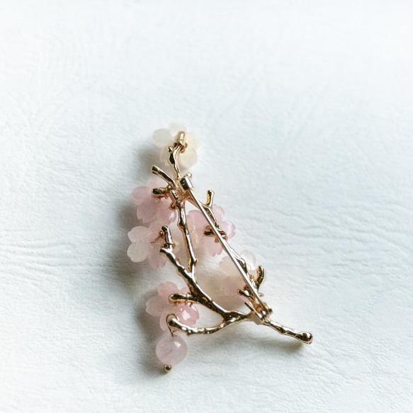 色が変わる　桜とローズクォーツのブローチ　 6枚目の画像