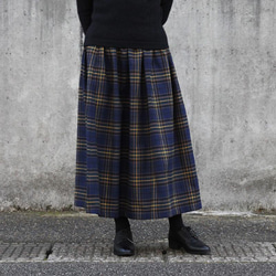 上品で大人な色合い タータンチェック ギャザースカート（ディープブルー）ポケット 起毛 チェック 2枚目の画像