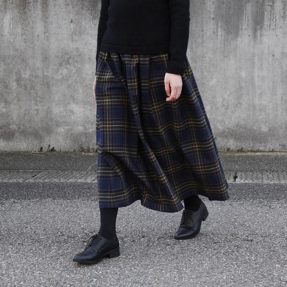 上品で大人な色合い タータンチェック ギャザースカート（ディープブルー）ポケット 起毛 チェック 1枚目の画像