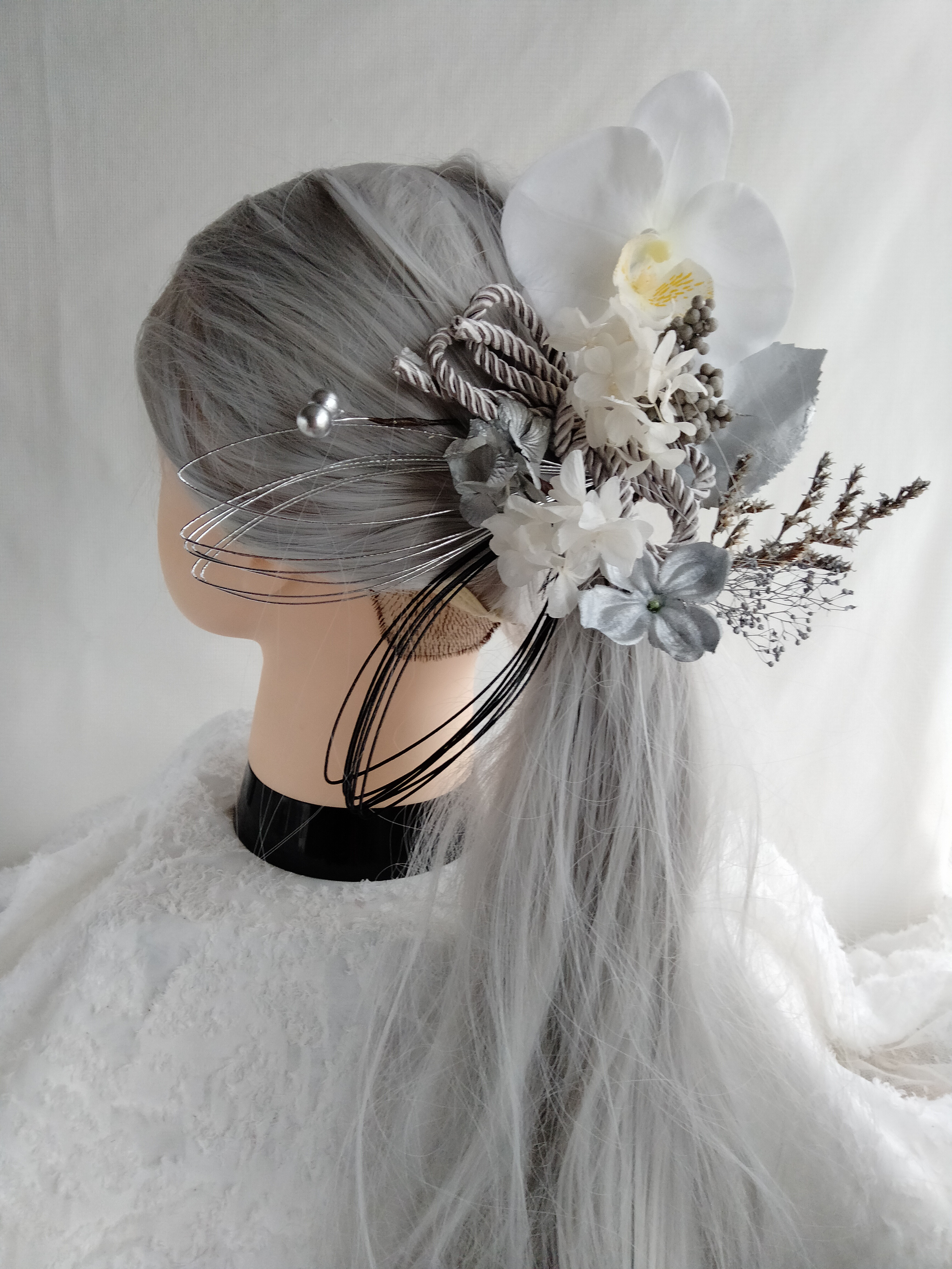 黒銀水引とシルバーリーフの成人式髪飾り　胡蝶蘭　高めポニー　ポニーテールアレンジ　紐アレンジ　髪かざり　水引　成人式