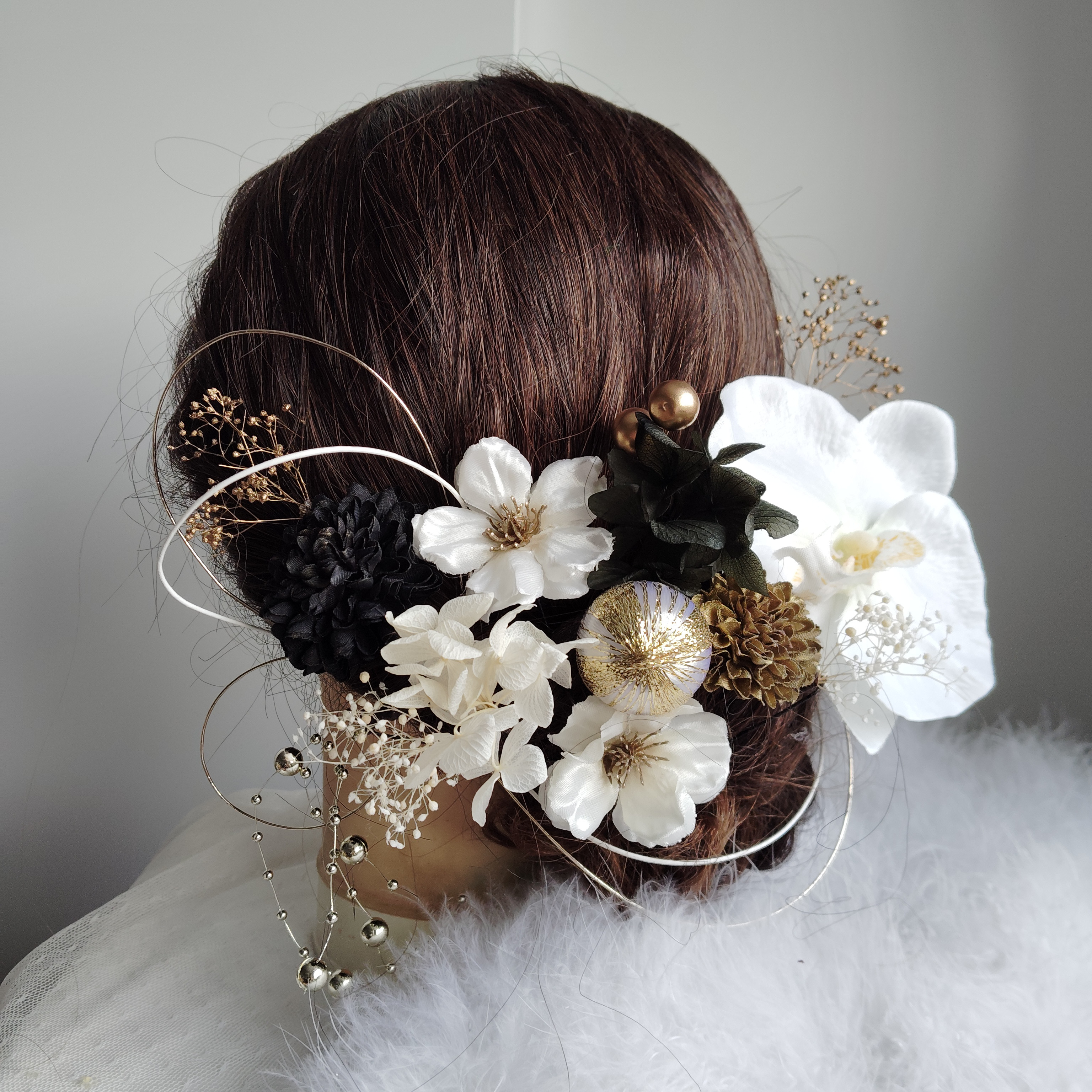 結花＿＿胡蝶蘭と林檎の花の髪飾り　卒業式　成人式 　結婚式　髪飾り 　白振袖　着物　袴　和装　白黒金　こちょうらん