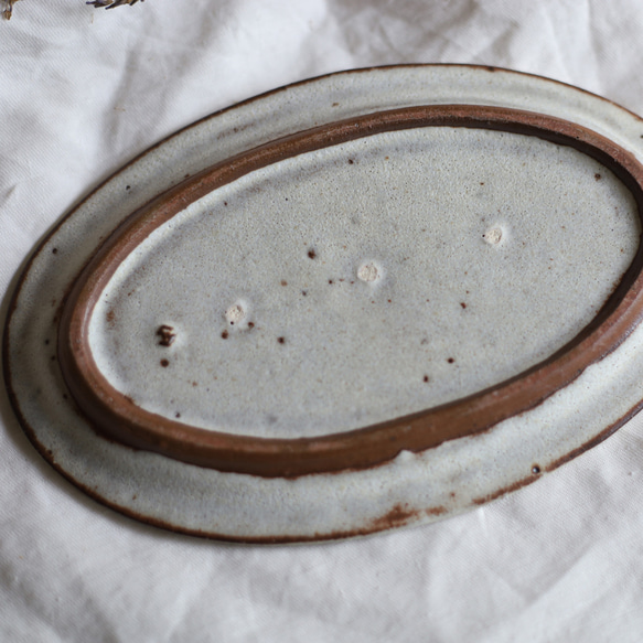 鉄粉のある　楕円皿（中）   乳白　陶器 7枚目の画像