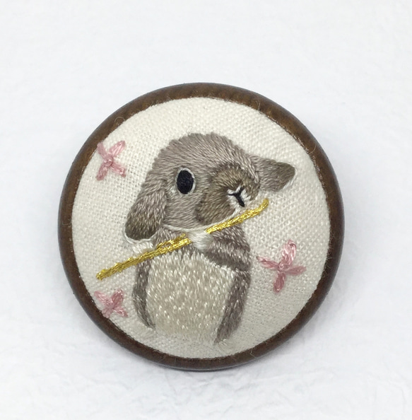 フルートを吹くロップイヤーラビット♫刺繍ブローチ☆動物楽器シリーズ