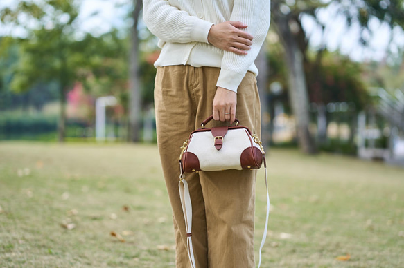 “帆布與皮革的結合”大受歡迎！扁平型金屬扣包 Handmade shoulder bag 2WAY 中型包 第13張的照片