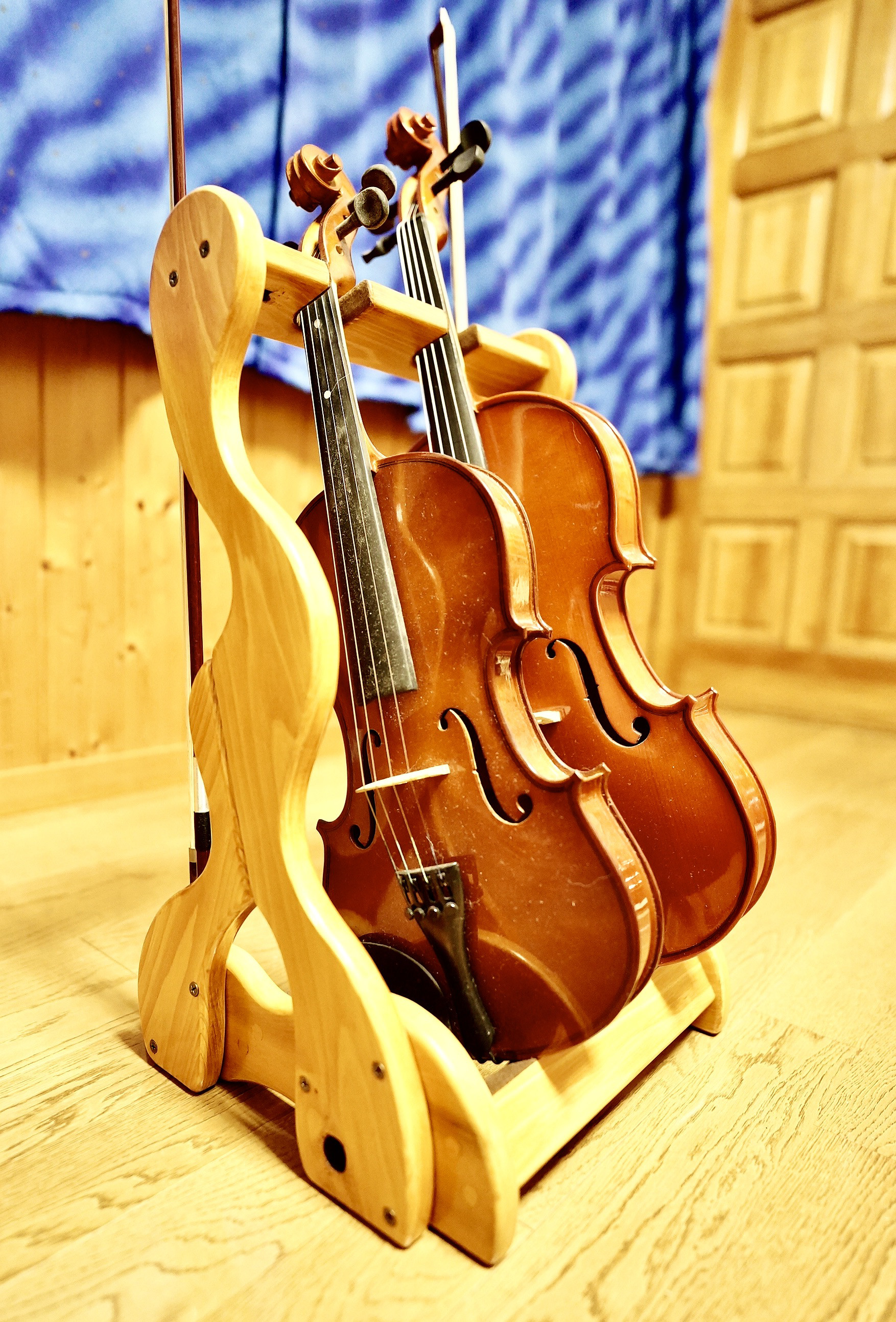 【24時間以内に発送】手作り木工　木製バイオリン・ヴィオラスタンド （ニス仕上げ） ２本掛け