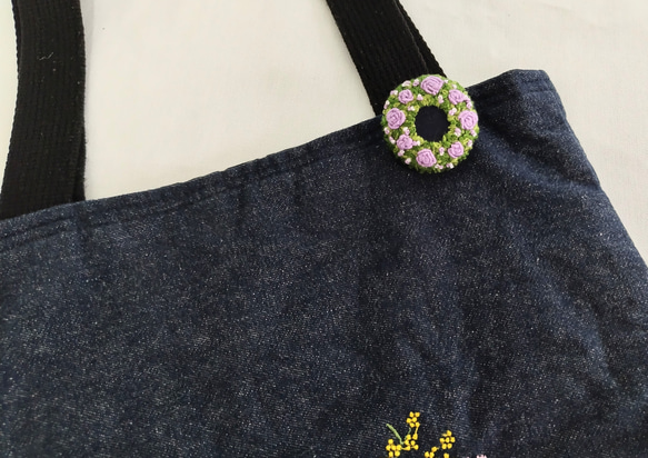 パープルローズリースの刺繍ブローチ 2枚目の画像