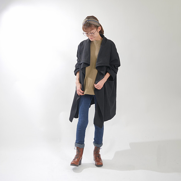 補貨 x 4 * 2 種尺寸可選 * 輕盈保暖 * 羊毛 * 椰子扣環開合 * 寬領 * 落肩外套 * 黑色 第2張的照片