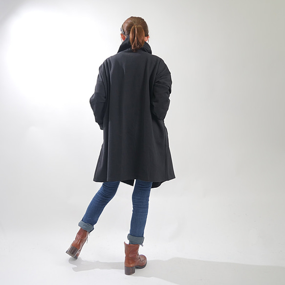 補貨 x 4 * 2 種尺寸可選 * 輕盈保暖 * 羊毛 * 椰子扣環開合 * 寬領 * 落肩外套 * 黑色 第5張的照片