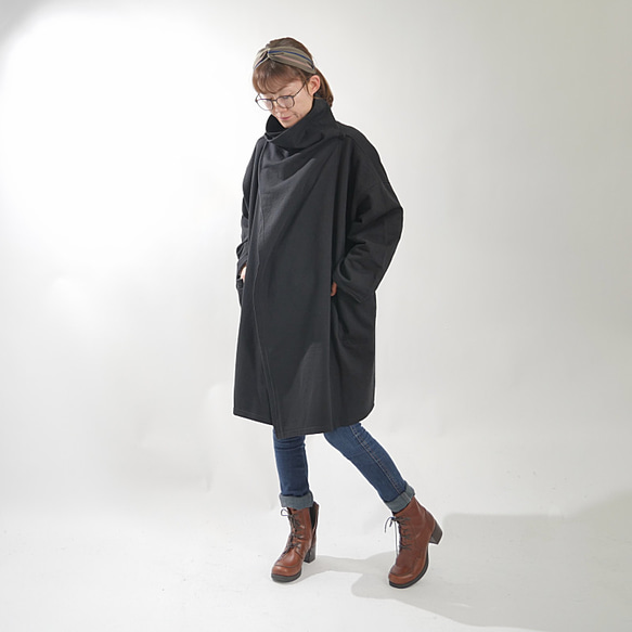 補貨 x 4 * 2 種尺寸可選 * 輕盈保暖 * 羊毛 * 椰子扣環開合 * 寬領 * 落肩外套 * 黑色 第4張的照片