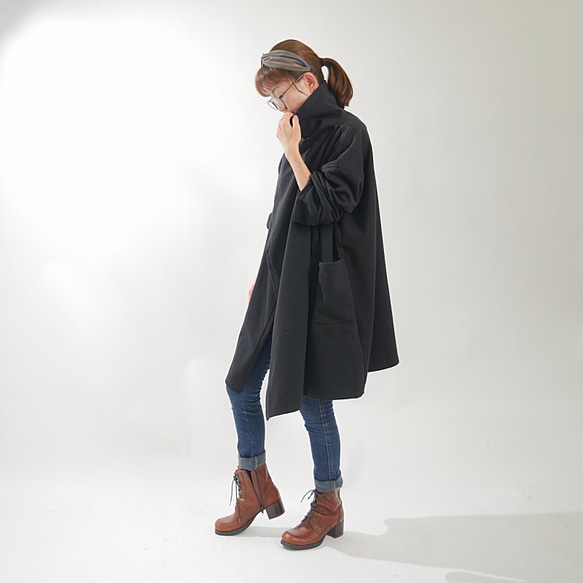 補貨 x 4 * 2 種尺寸可選 * 輕盈保暖 * 羊毛 * 椰子扣環開合 * 寬領 * 落肩外套 * 黑色 第6張的照片