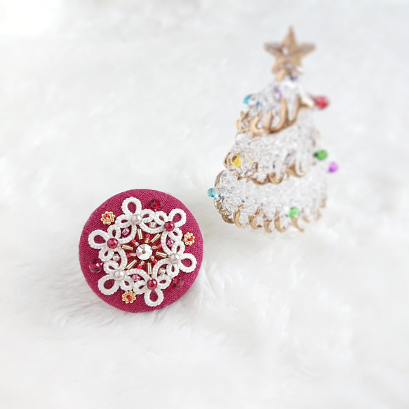 タティングレース×ビーズ刺繍で彩るシックなクリスマスヘアゴム 赤 ボルドー くるみボタン 1枚目の画像