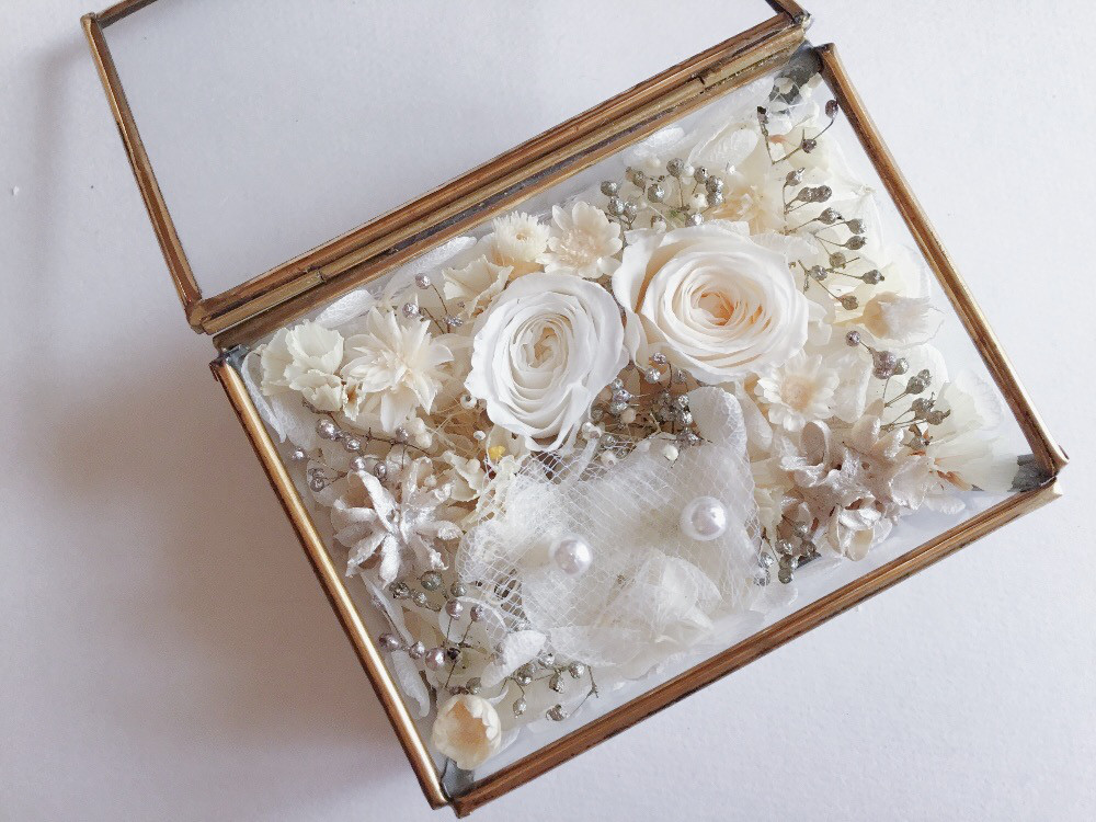 【約束のとき】ホワイト系リングピロー・プリザーブドフラワー・ハンドメイドガラスケース