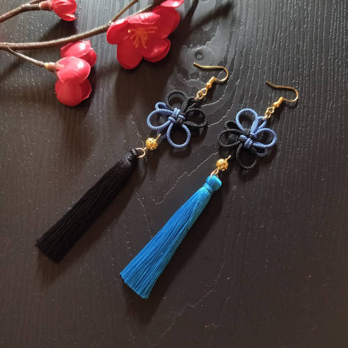 ツートンカラーの綺麗なタッセルとオリジナル作成牌のピアス