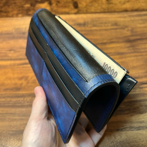 黒の二つ折り財布 青内装 二つ折り長財布【内装染色】 / ブルー（青+紺）まだら状グラデーション