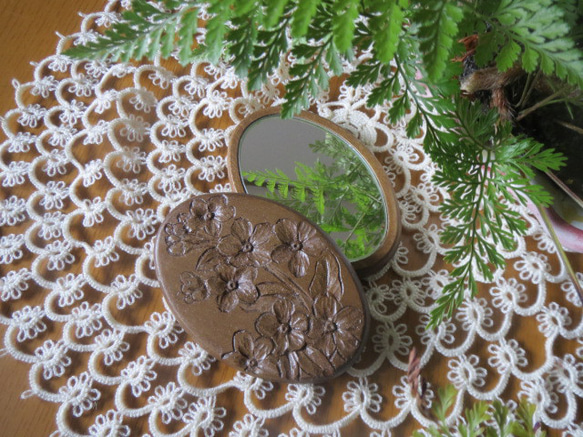 木彫りの小さな楕円ハンドミラー（沈め）☆勿忘草a茶色☆材質朴ノ木