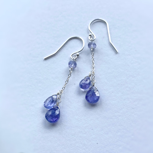 天然石　贅沢　タンザナイト＆ゾイサイト　揺れるピアス　14kgf 14kgf〉タンザナイトの一粒ピアス | iichi 日々の暮らしを心地よくする