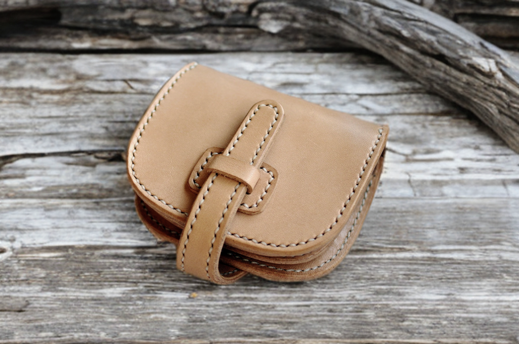 本革ころんとかわいいショートコンパクトフラップ折財布（受注制作）手縫い 20,720円