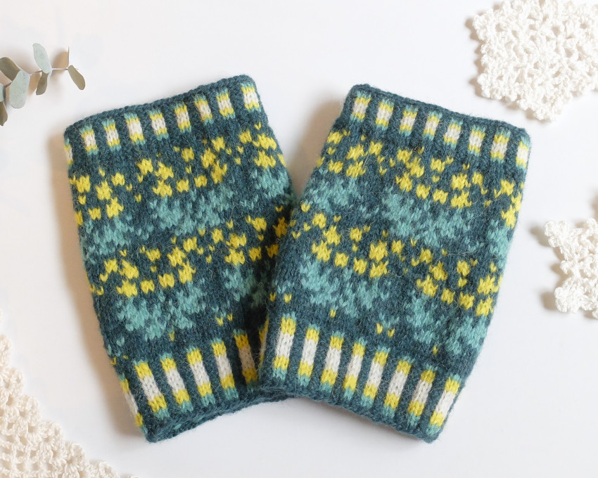 ミモザ模様の編み込みハンドウォーマー (ローズマリー)