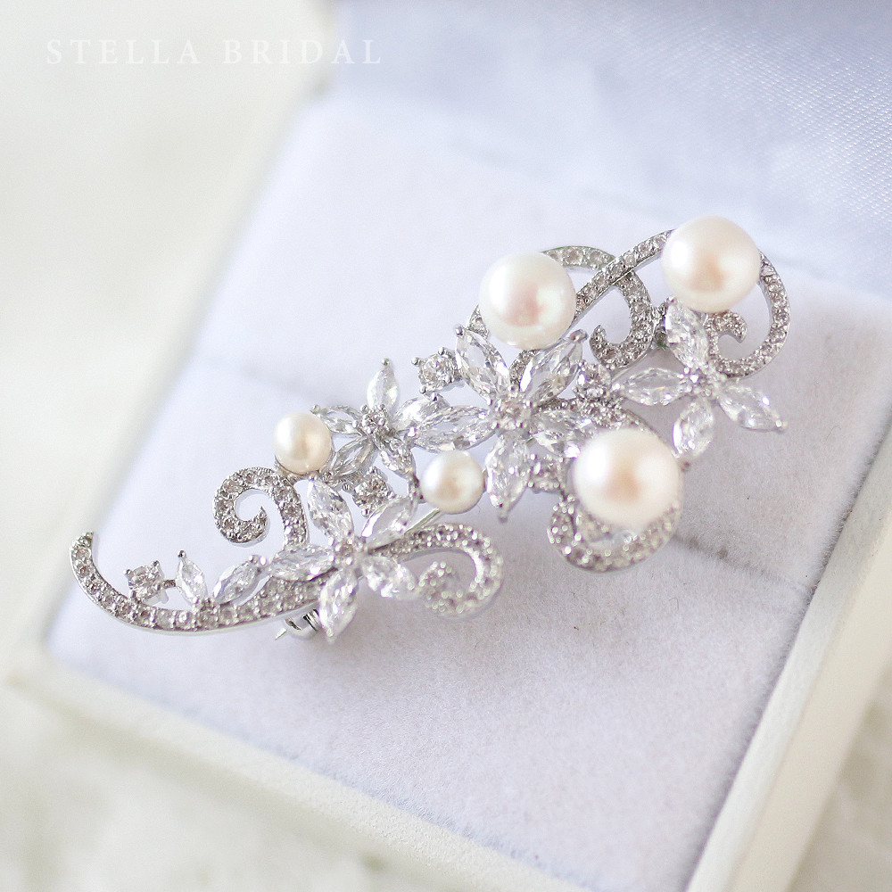 ギフトやフォーマルにも＊淡水パールとキュービックジルコニアのパールアラベスクブローチ