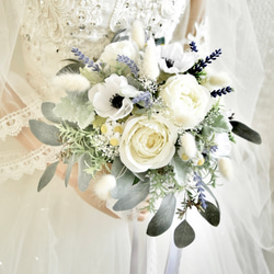 アネモネ、ローズ、カスミソウのナチュラルブーケ（ブトニア付き