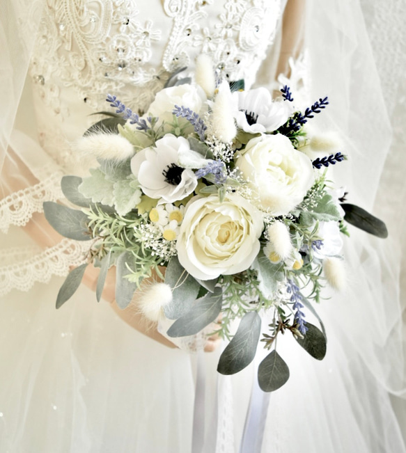 アネモネ、ローズ、カスミソウのナチュラルブーケ（ブトニア付き