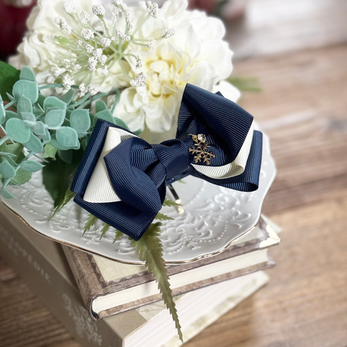 ふんわりリボン 紺×白 雪のチャーム＆ラインストーン付 バレッタ