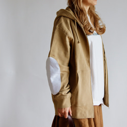 限定色】エルボーパッチパーカー（サンドカーキ/ホワイトフェルト